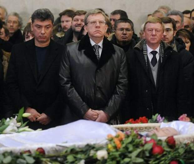 Собчак была на похоронах навального. Чубайс на похоронах Гайдара. Ельцин, Немцов, Чубайс похороны.