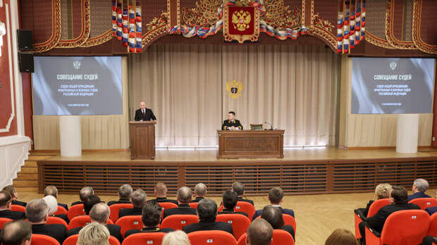 Путин назвал проблемой высокую нагрузку на судей в России