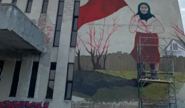 В Моздоке появилось граффити с портретом бабушки с флагом