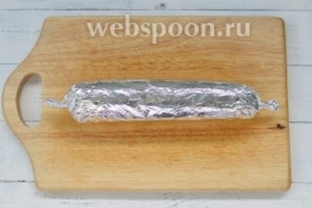 Завернуть несколько раз плотно в фольгу. С боков защипнуть фольгу, как конфетку. Оставить на ночь мариноваться в холодильнике.