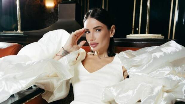 «Я плачу от счастья!»: блогерша больше года писала главную мечту жизни : Айза Долматова: Как бывшая жена Гуфа выпустила антиутопию, но столкнулась с жесткой критикой «начитанных» читателей