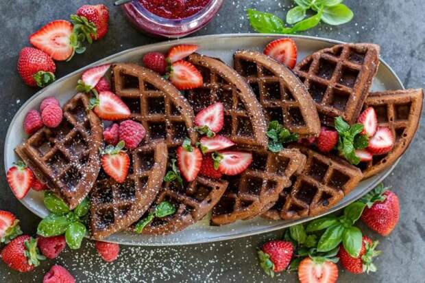 Вафли с шоколадом. \ Фото: cdn.momsdish.com. Вафли с шоколадом. \ Фото: cdn.momsdish.com.