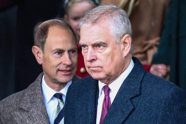 People: британская полиция проводит обыски во всех домах брата Карла III