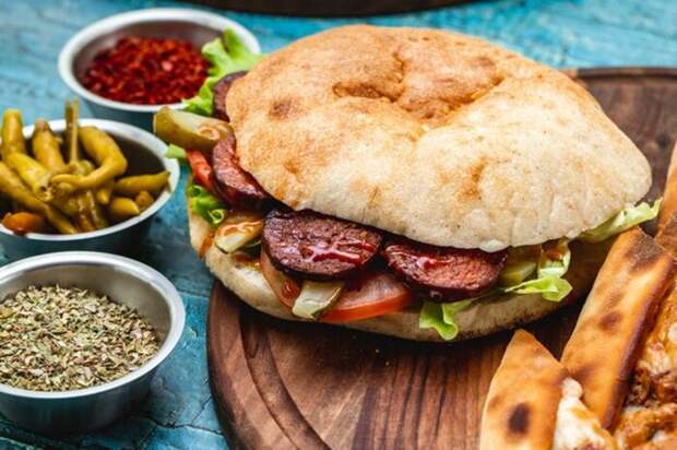 Горячие бутерброды с пикантными копчёными колбасками. \ Фото: zomato.com.