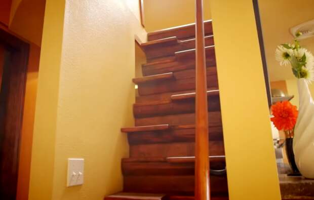Оригинальная лестница ведет в спальню. | Фото: youtube.com.