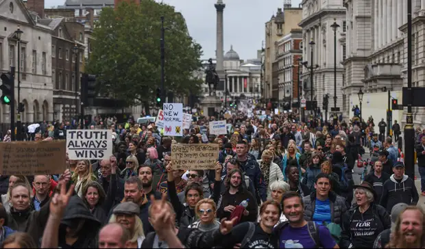 «Это геноцид, просыпайтесь!»: Лондон мощно ответил на принуждение к вакцинации