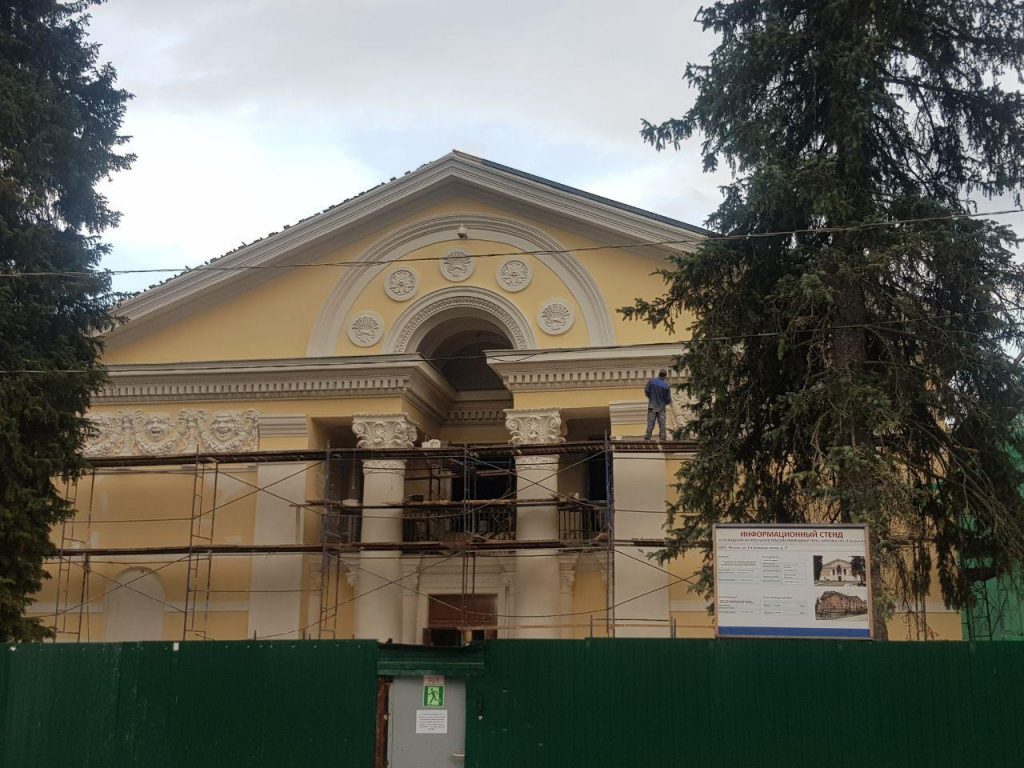 Фотокадр: ремонт фасада культурного центра в Северном