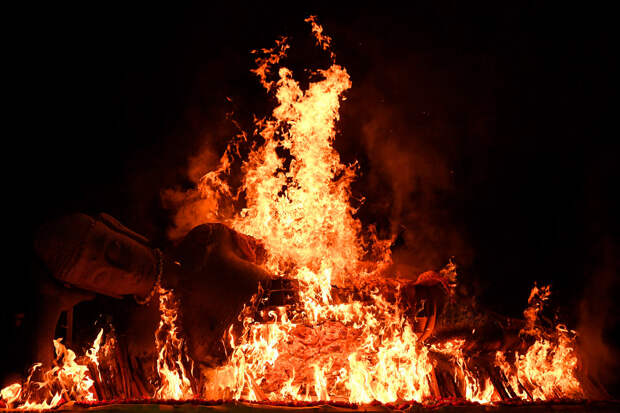 Сжигание статуи Будды во время церемонии праздника Весак в Восточный Яве