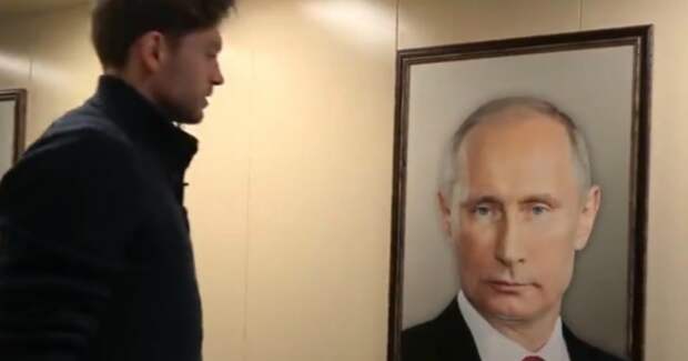 Фото В московском лифте сняли реакцию жильцов на портрет Путина