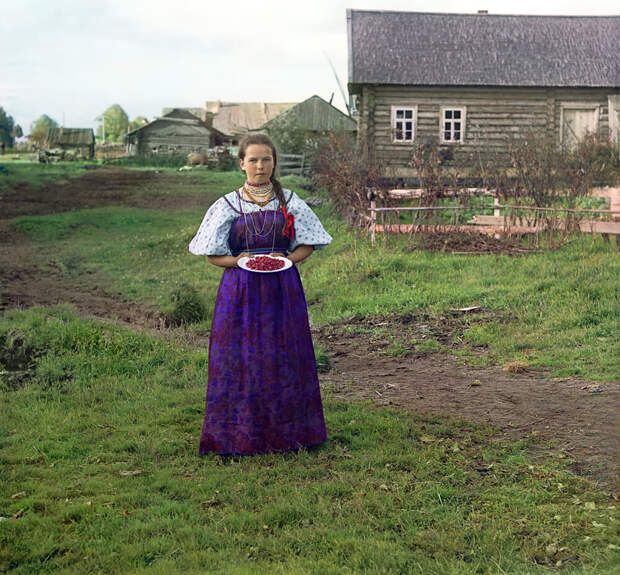 Девушка с земляникой. Нижняя Топорня. Река Шексна. 1909 год