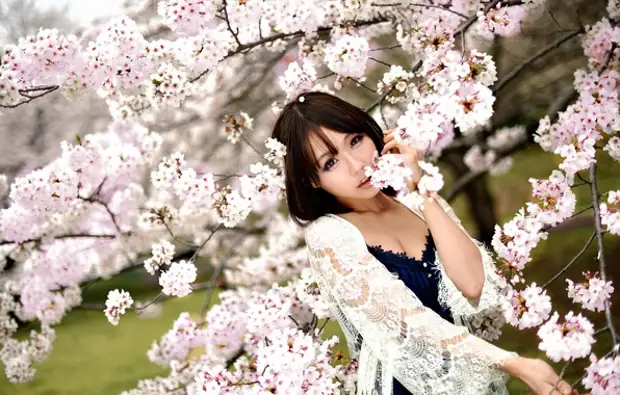 Весна в цвету! Прекрасна и нежна девушка весной, как цветущая сакура