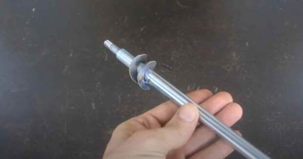 Как сделать простой водяной насос из автомобильного амортизатора (с электроприводом)