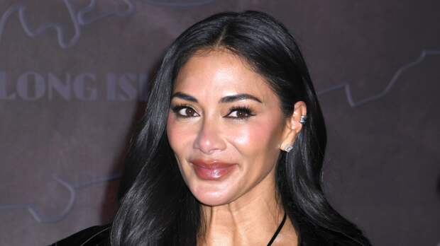 Певица Николь Шерзингер снялась в платье с разрезом до бедра для глянца