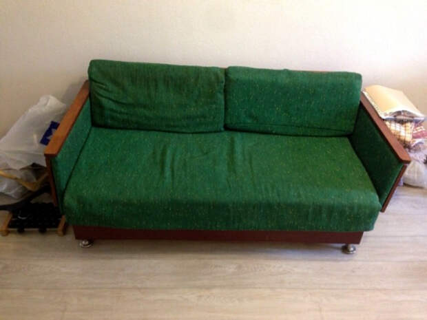 Раскладной диван советского образца.