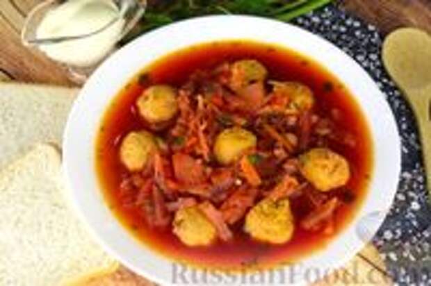 Фото к рецепту: Борщ с куриными фрикадельками, сладким перцем и чесноком