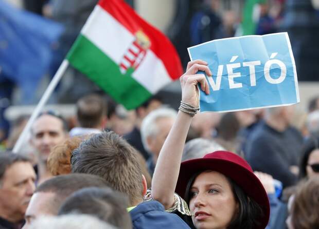 https://cdn.studyinternational.com/news/wp-content/uploads/2017/04/2017-04-09T164509Z_1943994359_UP1ED491AJ88X_RTRMADP_3_HUNGARY-SOROS-PROTEST.jpg