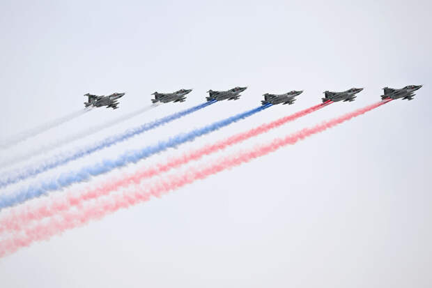 Очевидцы сняли на видео репетицию воздушной части парада Победы в Москве