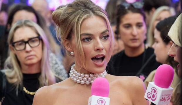 margot robbie speaking into a microphone