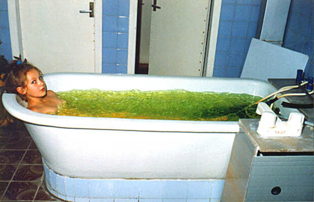 Ванна с чистотелом. Травяные ванны. Лечебные ванны. Лечебные ванны для детей. Ванна с травами.