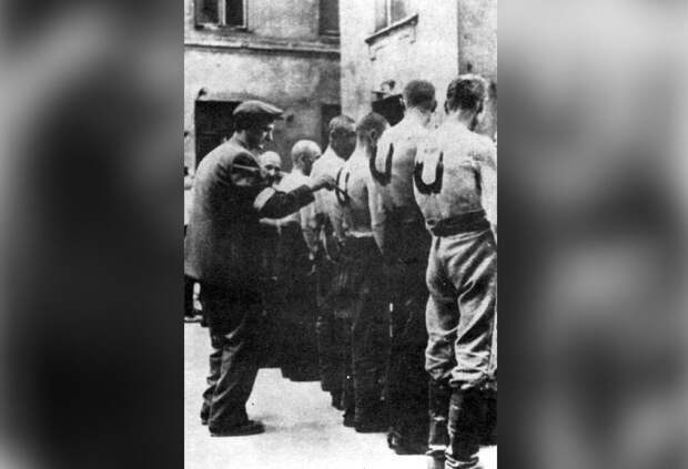 Варшавский повстанец рисует букву «U» на спинах украинцев перед расстрелом