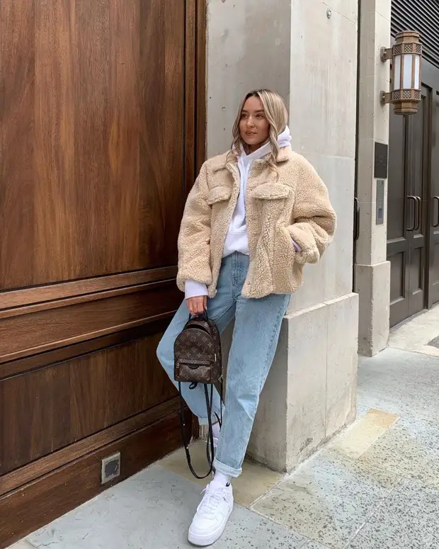 Как стильно носить толстовку с джинсами: 15 идей, которые так удобны в повседневной жизни