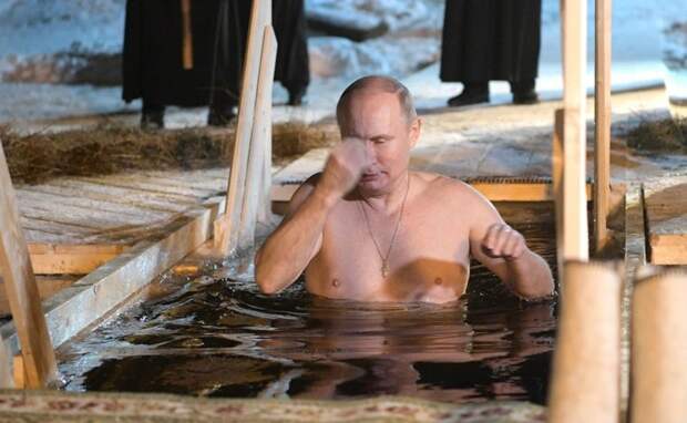 Путин ежегодно окунается в прорубь в Крещение Фото: Kremlin Pool/Global Look Press