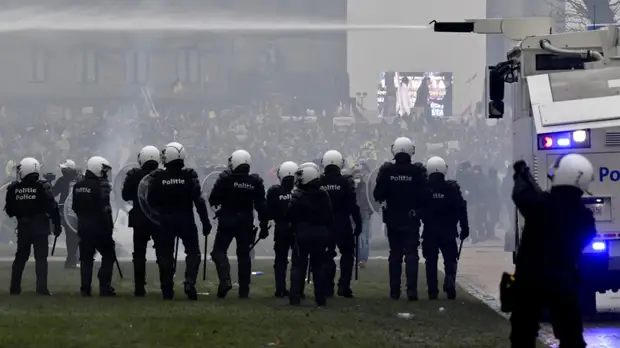 Протестующие в Брюсселе потребовали отставки правительства Бельгии