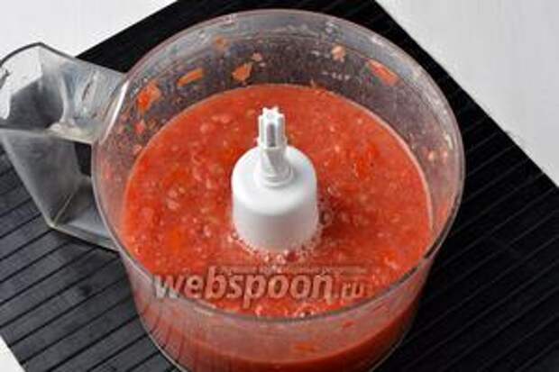 Помидоры (3 кг) вымыть и измельчить в кухонном комбайне (насадка «металлический нож»). Можно также пропустить помидоры через мясорубку.