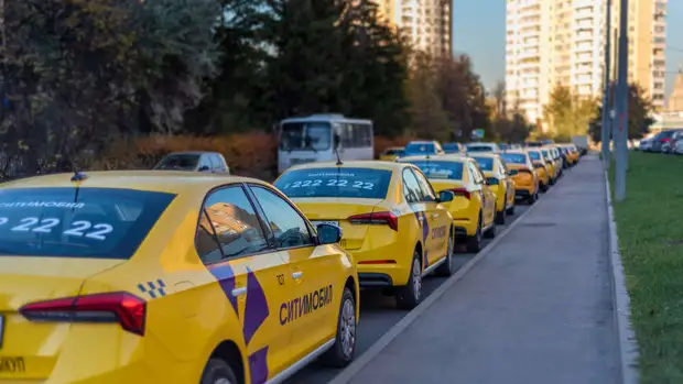 Аналитики правительства рассказали, сколько зарабатывают таксисты в РФ