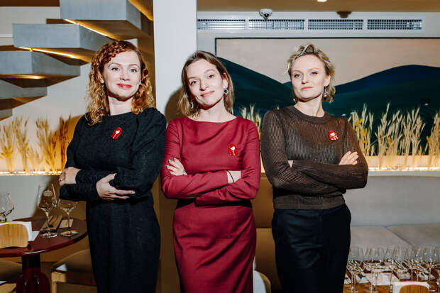 Светлана Ломсадзе, шеф-сомелье и эксперт VINO.RU (слева), Валерия Тищенко, редакционный директор «Сноба» (в центре), Дарья Орлова, руководитель проекта VINO.RU