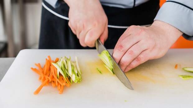 Блендеры, сковородки, ножи и щипцы: шеф-повара мира рассказали о своих любимых предметах на кухне, которые они забирают с собой на новое место работы