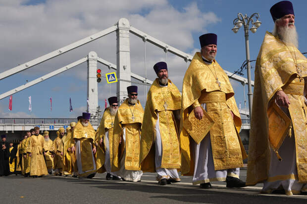 Священники во время крестного хода в день празднования Собора Московских святых