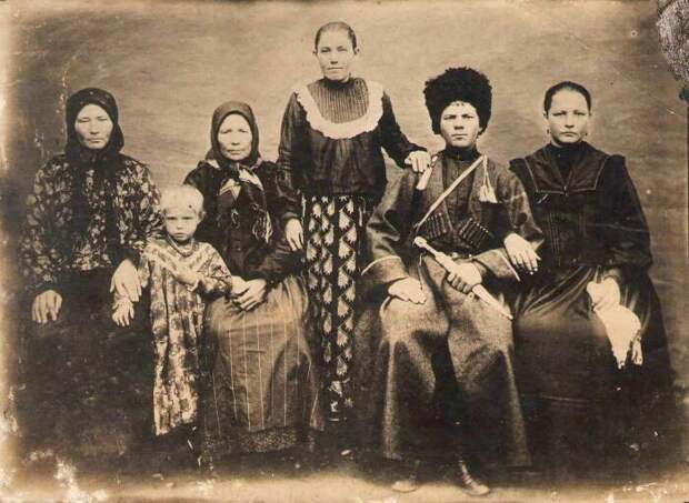 На старинных снимках люди всегда в очень напряженных позах и редко улыбаются. | Фото: kubangenealogy.ucoz.ru.
