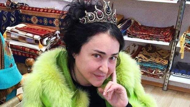 Китайские пограничники задержали певицу Лолиты, не сразу определив ее пол