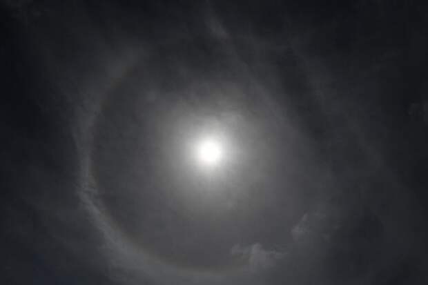 Жители Москвы заметили красивое солнечное гало над городом