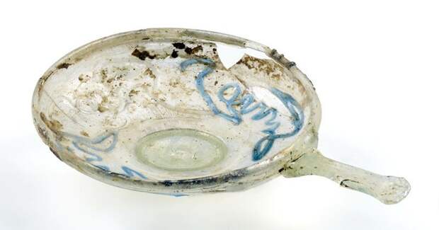 Косметическое стеклянное блюдце, украшенное голубой глазурью, с ручкой. Возможно, использовалось для смешения масел и духов. археология, загадки, история, расследование