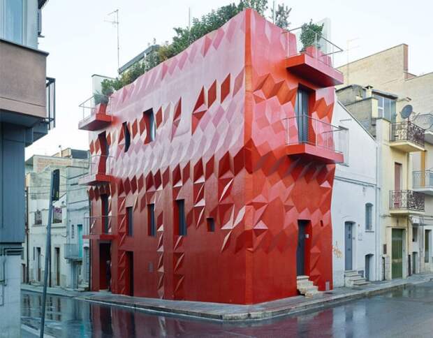 Gentle Genius - жилой дом с интенсивным красным фасадом.