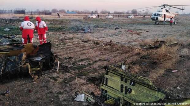 Иранские спасатели на месте падения украинского Боинга (Boeing 737) 8 января 2020 года