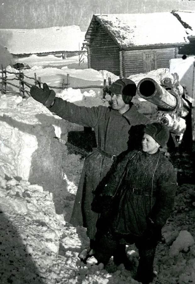 Наводчик А.Ошурко с юным воспитанником гвардейцев К.Степановым. Январь 1942 г. Западный фронт. 