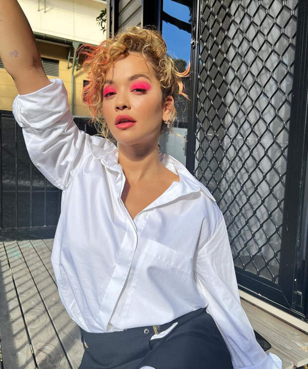 Цветотерапия в макияже: Рита Ора вдохновит вас на покупку розовых теней этой зимой