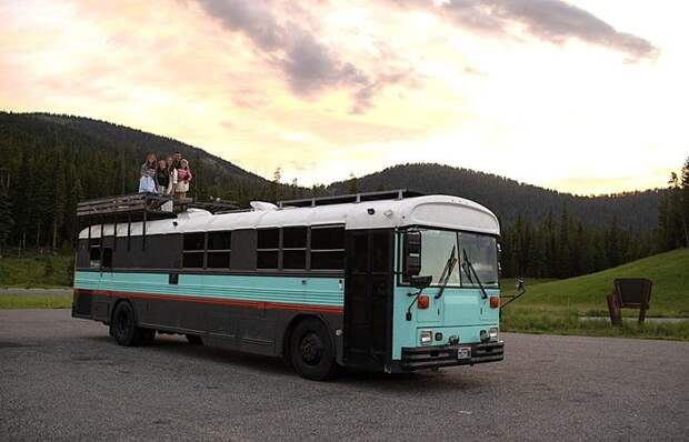 Как автобус, который стал домом для семьи из 6 человек, четырех кошек и собаки