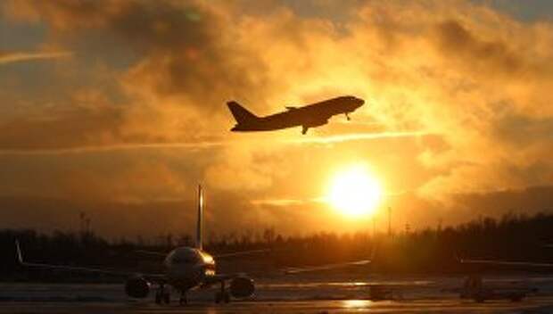 Самолеты на взлетно-посадочной полосе аэропорта Домодедово. Архивное фото