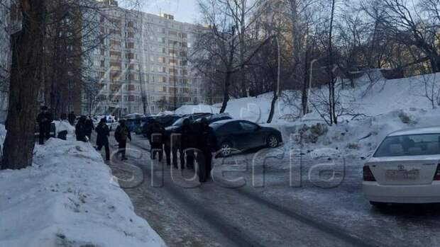В Новосибирске пьяный мужчина захватил заложницу и устроил попытку поджога. Подробности