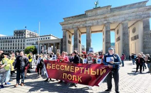 На фото: участники памятной акции "Бессмертный полк", приуроченной к 78-й годовщине Победы советской армии в Великой Отечественной войне, у Бранденбургских ворот.