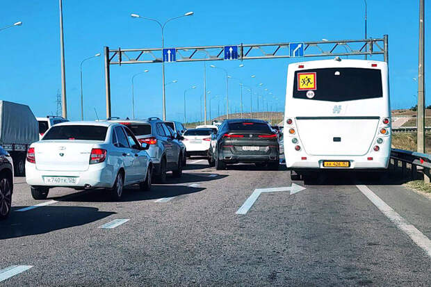 Более 1,1 тысячи водителей встали в очередь на Крымский мост
