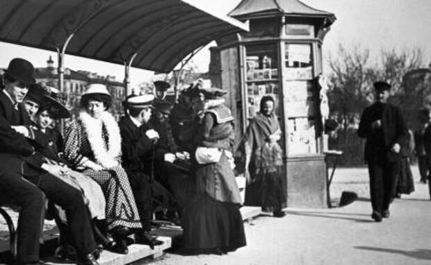 На фото: пассажиры на трамвайной остановке. Москва 1910 г. Российская империя.