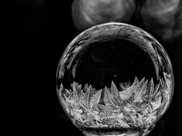 Чёрно-белое фото замерзающего мыльного пузыря