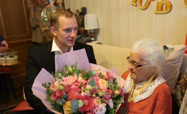 Префект СВАО подарил цветы жительнице Алтуфьева в день ее 105-летия/фото Роман Балаев