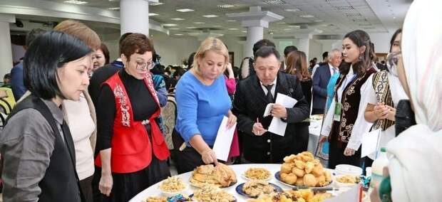 В Караганде студенты представили традиции и кухню народов, издревле празднующих Наурыз