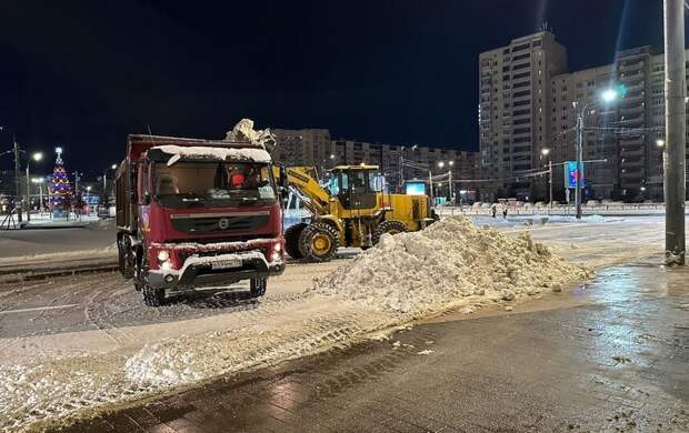 Улицы Петербурга продолжают убирать в круглосуточном режиме